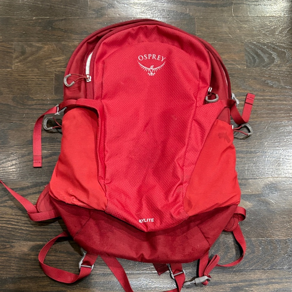 PREOWNED Osprey Daylite bag in red